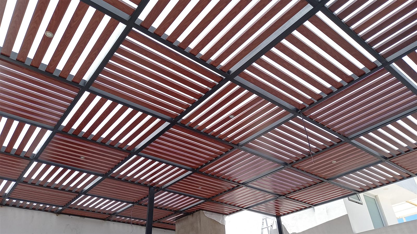 Pérgola de lamas de madera en patrón de cuadros