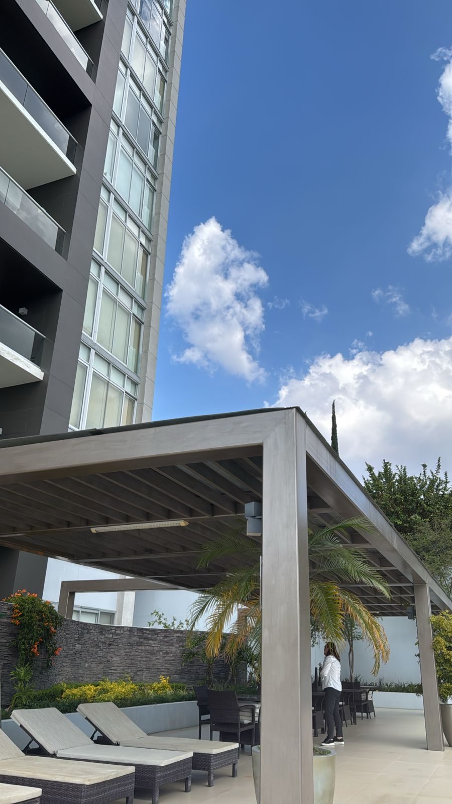 Pérgola moderna de acero en la terraza de un edificio