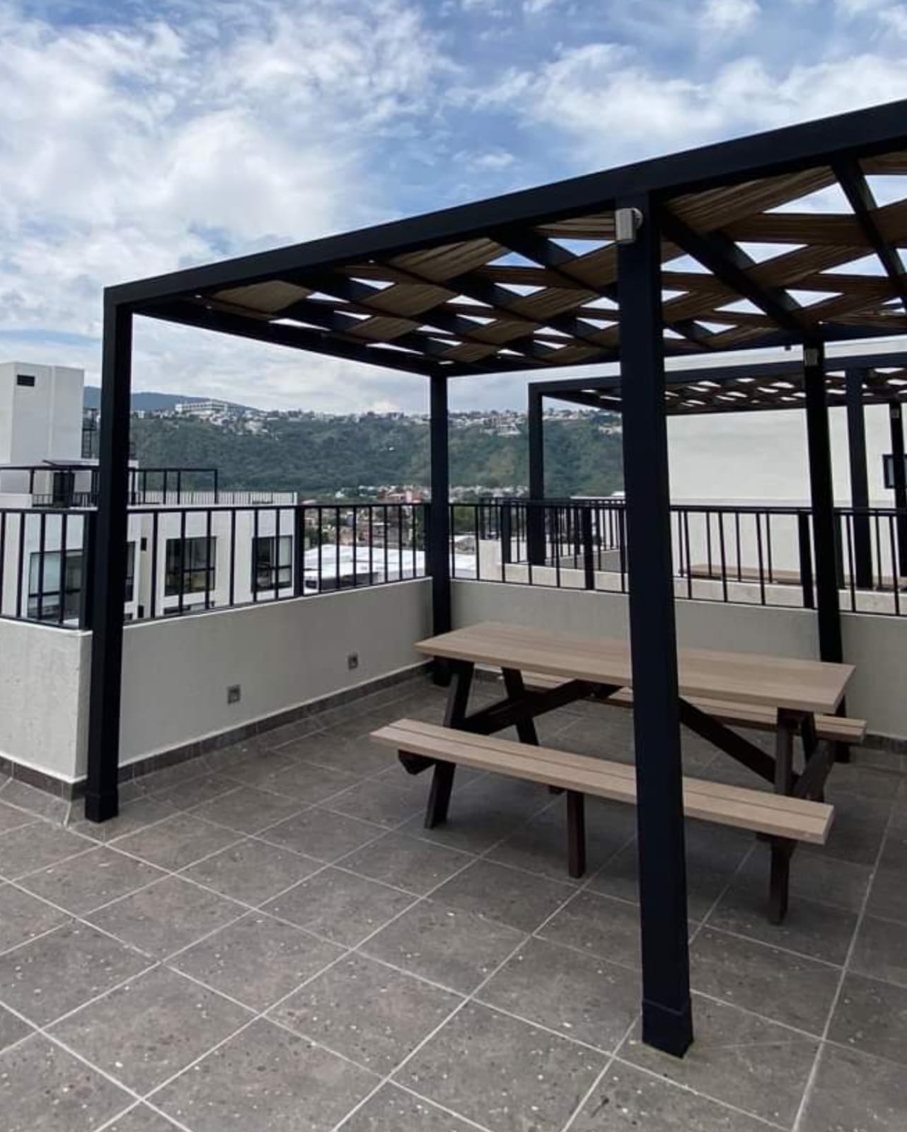Pérgola aislada de acero con cuatro postes propios en una terraza