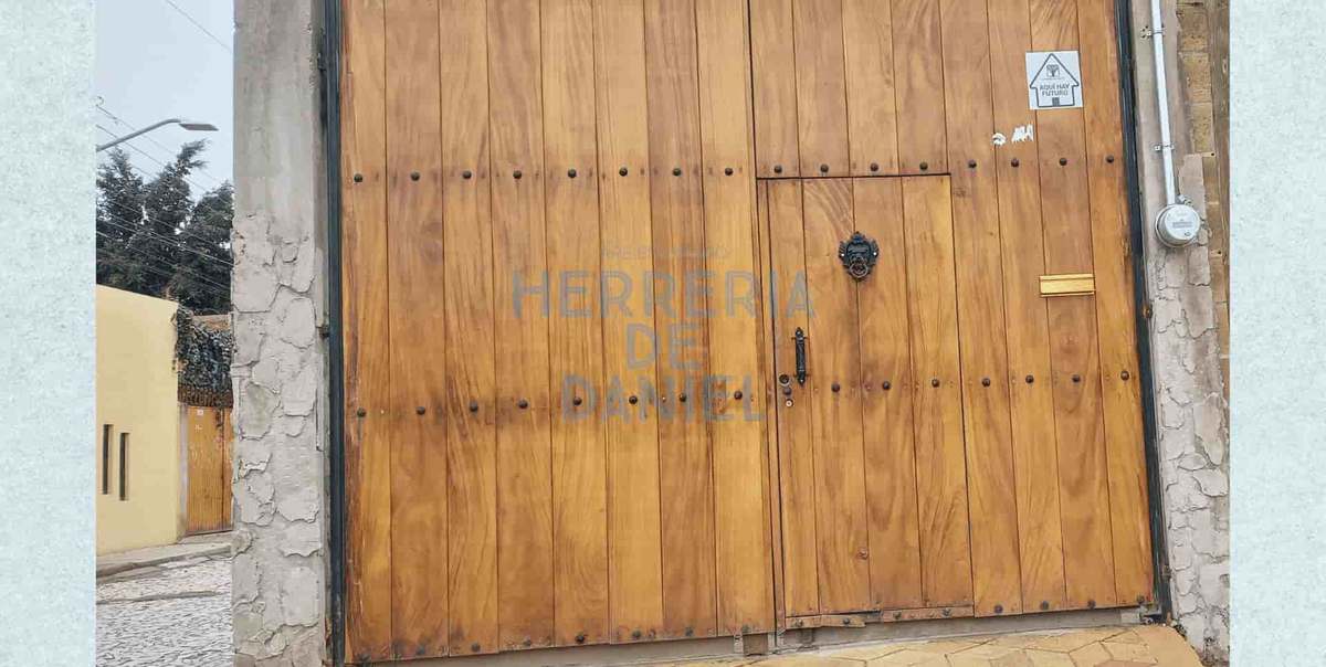 Portón de madera rústica de doble hoja