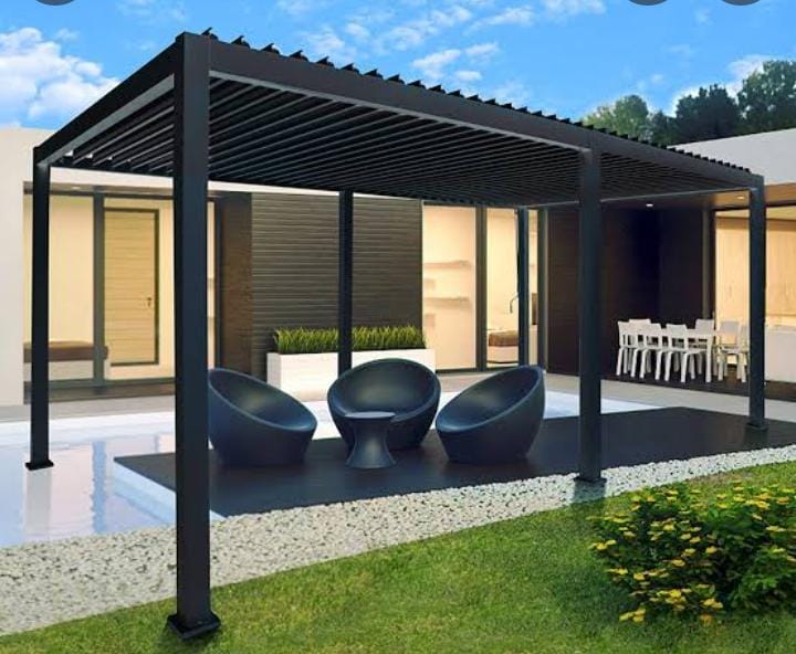 Pérgola aislada de acero con cuatro postes propios, independiente de la construcción