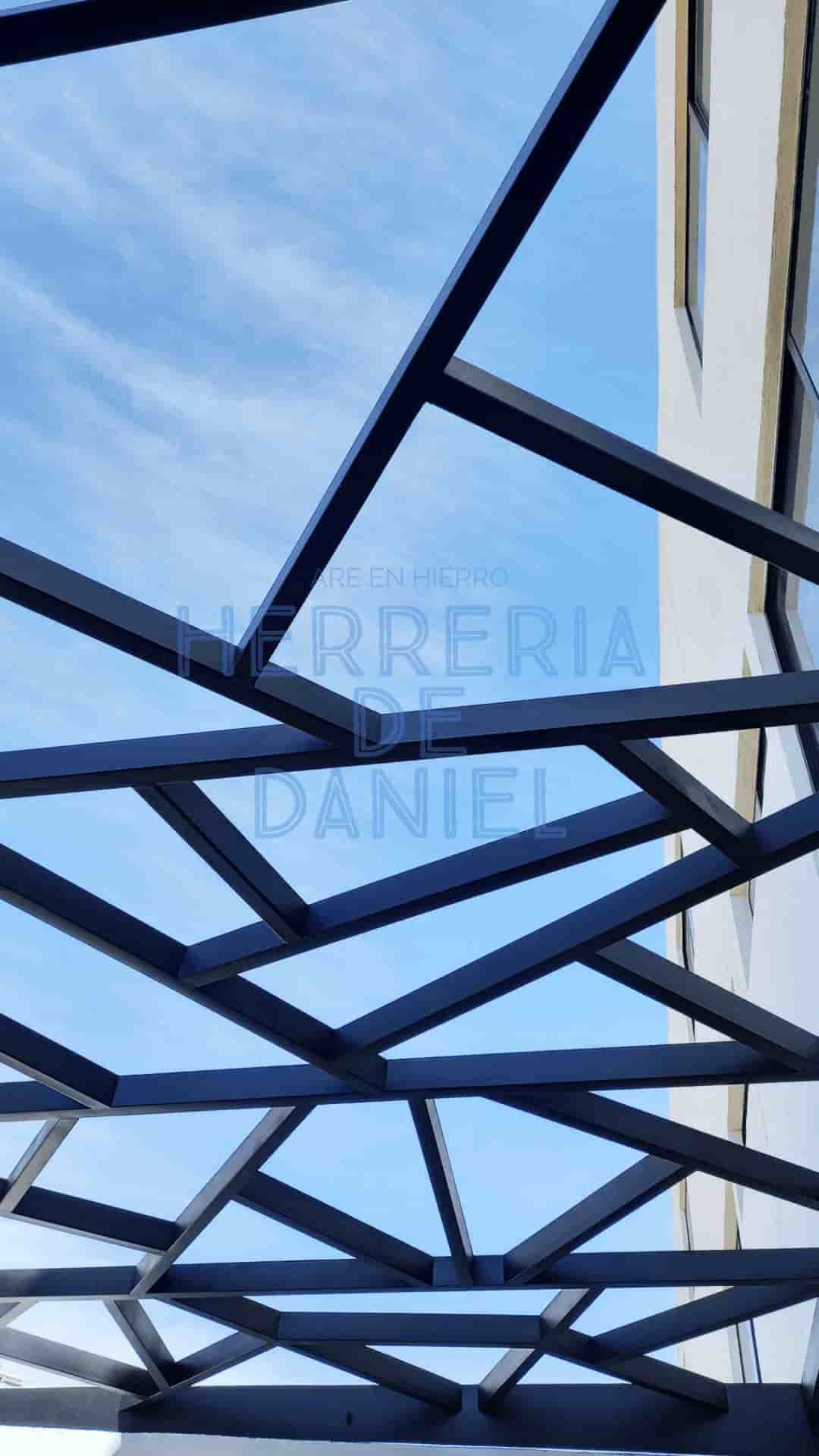 Pérgola de acero con estructura de figura asimétrica, diseñada a medida del espacio