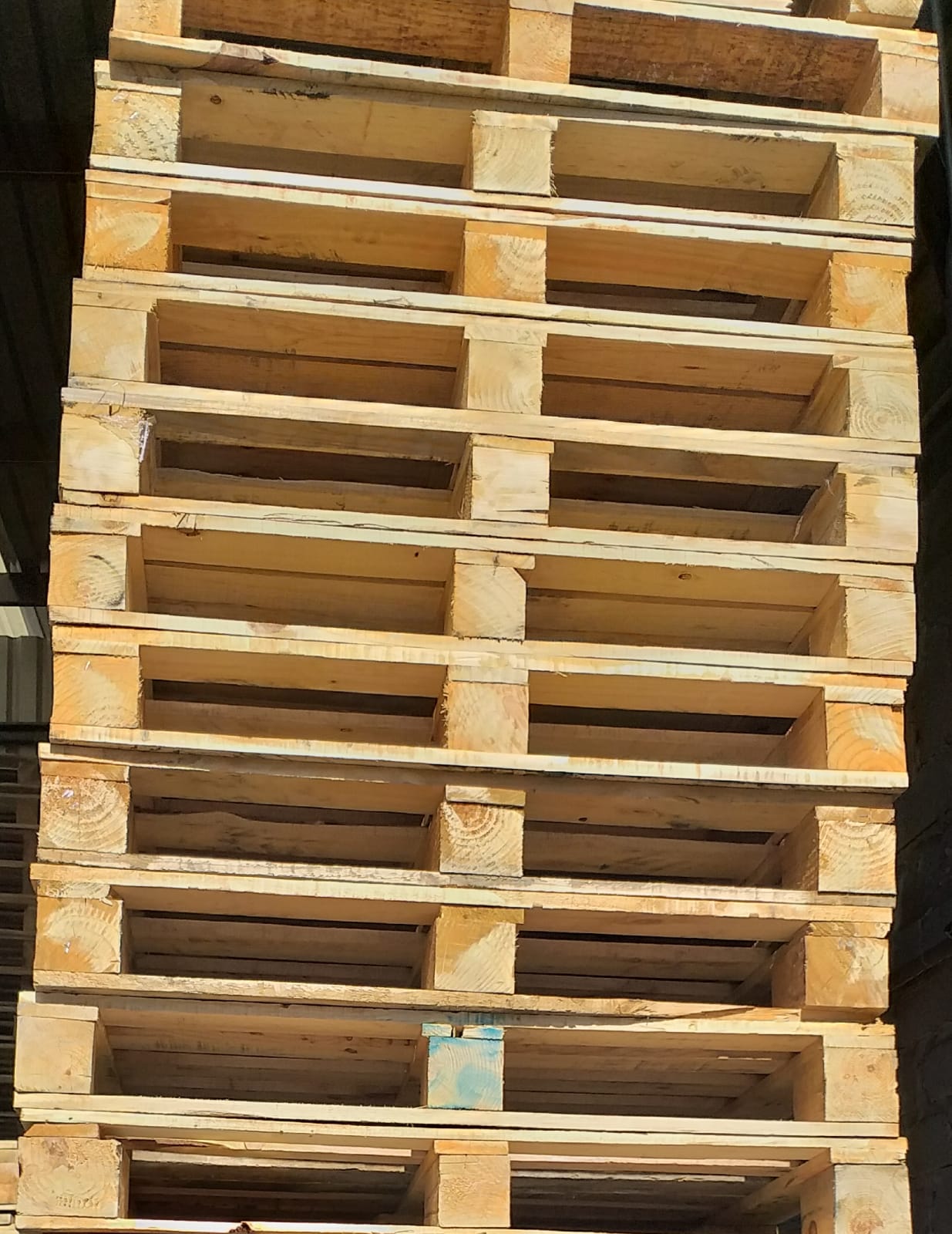 Tarimas de madera con tacón reforzado apiladas